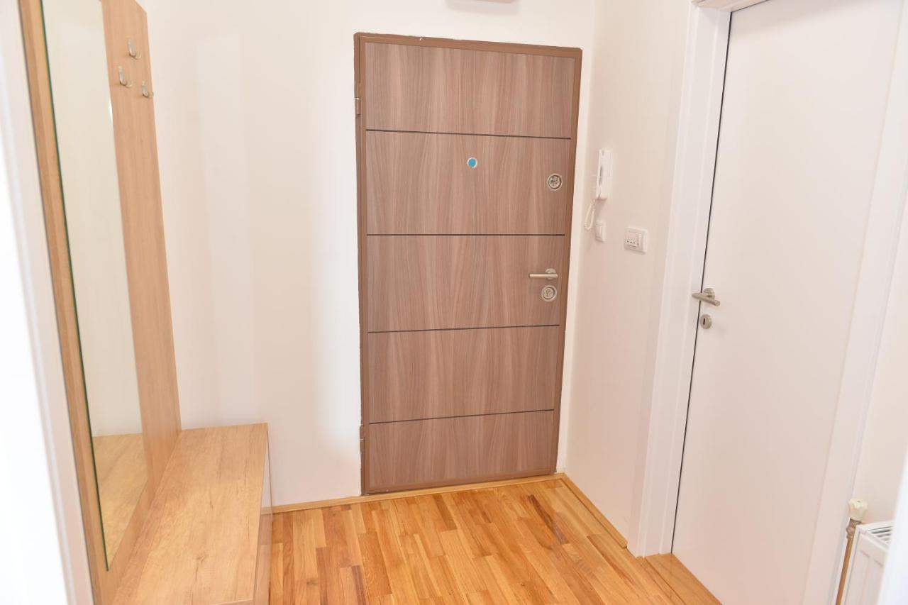 Hm Apartments Indija Bagian luar foto