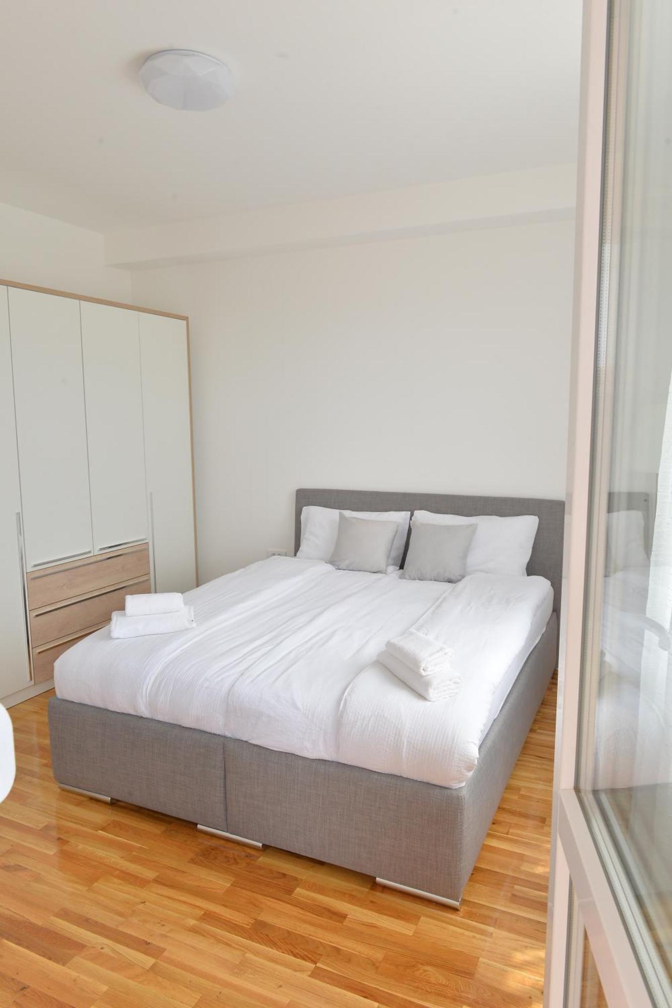 Hm Apartments Indija Bagian luar foto