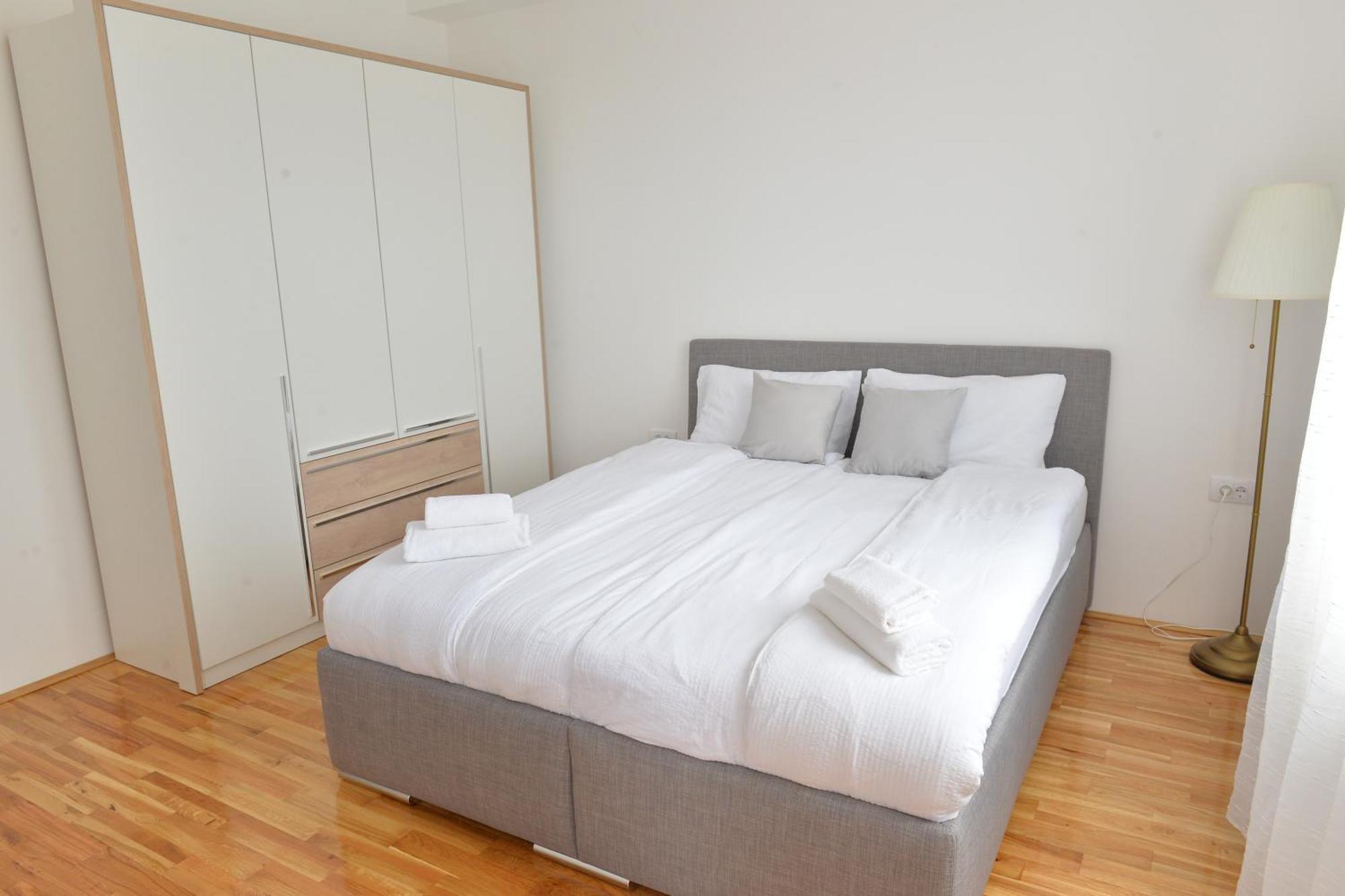 Hm Apartments Indija Bagian luar foto